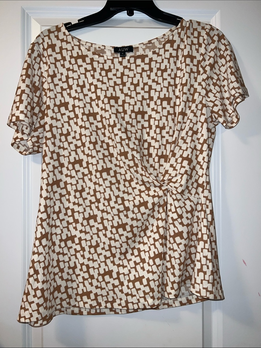 AUW Tan & White Twist-Front Short Sleeve Blouse